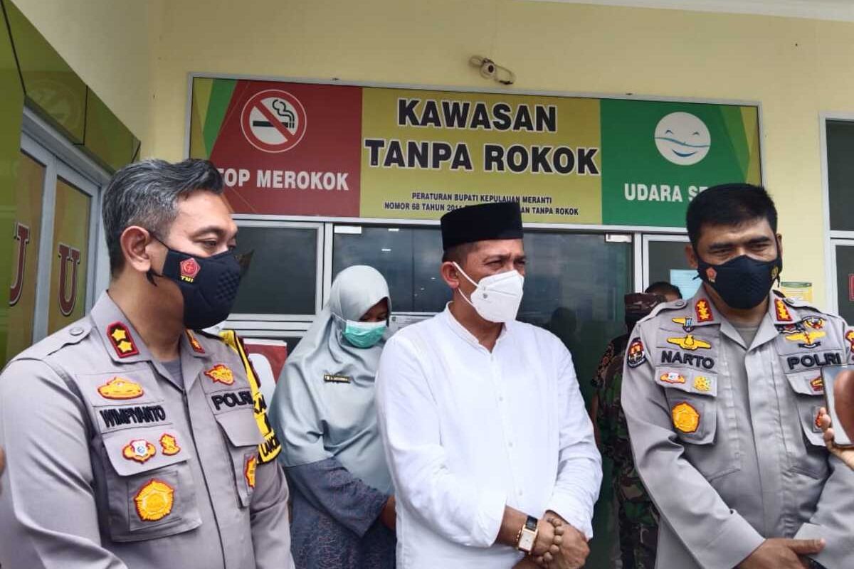 Bupati Kepulauan Meranti Muhammad Adil (tengah) dan Kapolres Kepulauan Meranti AKBP Eko Wimpiyanto Hardjito (kiri) saat menerima kunjungan tim dari Polda Riau terkait penanganan kasus Covid-19 di Kabupaten Kepulauan Meranti, Riau, Jumat (28/7/2021).