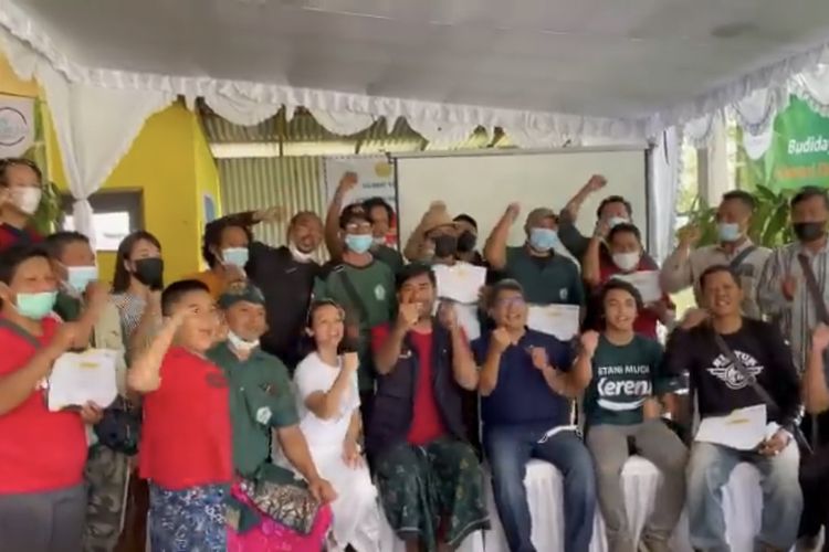 Pendiri La Dame in Vanila, Lidya Rinaldi bersama petani vanila di Gianyar, Bali.