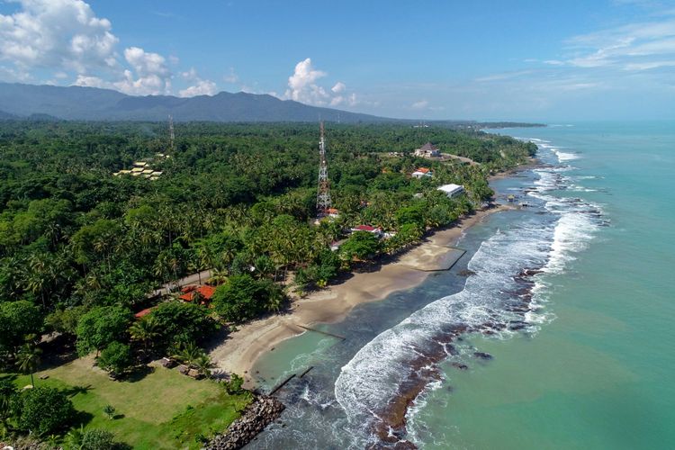 Foto udara kawasan Pantai Carita, Banten, Selasa (30/4/2019). Lima bulan setelah peristiwa bencana tsunami melanda kawasan tersebut, warga Carita perlahan mulai bangkit.