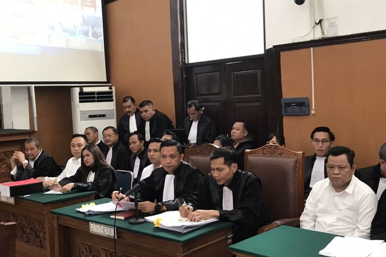 Tiga terdakwa kasus pembunuhan berencana terhadap Nofriansyah Yosua Hutabarat atau Brigadir J, Richard Eliezer, Ricky Rizal dan Kuat Ma’ruf dalam persidangan di Pengadilan Negeri (PN) Jakarta Selatan, Senin (7/11/2022)