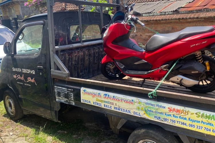 Aset berupa mobil pick up dan sepeda motor milik AA, tersangka kasus korupsi di LPD Sangeh, Badung, Bali, sebesar Rp 130 miliar, yang disita penyidik Kejati Bali pada Senin (22/8/2022). /Dok. Humas Kejati Bali