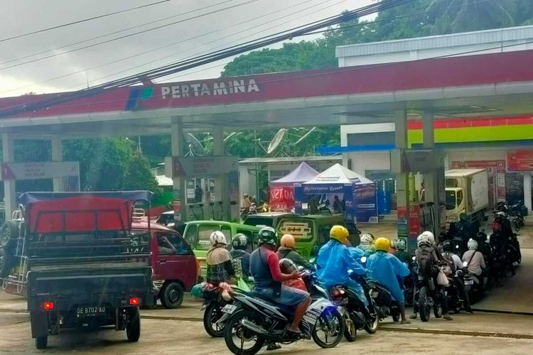 Sejumlah warga mengantre untuk mengisi BBM di SPBU Kebun Cengkeh, Ambon, Kamis (7/7/2022)
