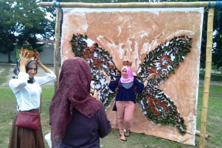 Pengunjung berfoto dalam Gule Rampo Expo di Lapangan Jenderal Sudirman, Kota Lhokseumawe, Aceh, Rabu (27/12/2017).
