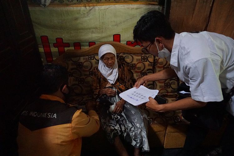 Sumiati, warga Desa Paron, menerima BPNT secara langsung dari Dinsos Pemkab Kediri. 