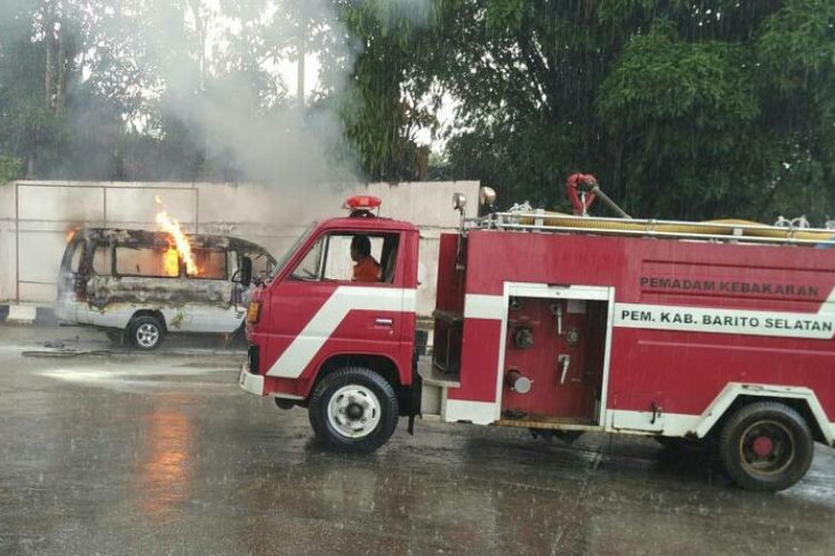 Sebuah mobil pelangsir BBM yang biasa dipakai membeli bahan bakar minyak (BBM) untuk dijual eceran meledak di sebuah SPBU di Jalan Pahlawan, Buntok, Kalimantan Tengah, Selasa (27/6/2017) siang.