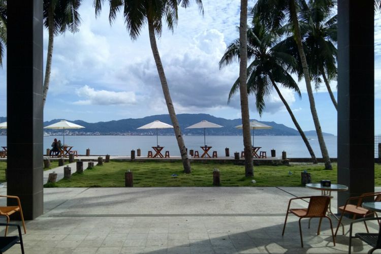 Pemandangan Teluk Ambon dari Resto Wai Lela,  di Jalan IR M. Putuhena,  Ambon. 