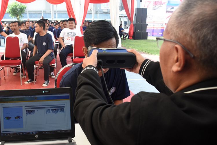 Petugas Ditjen Pemasyarakatan melakukan perekaman data e-KTP atau KTP elektronik bagi warga binaan di Lapas Kelas IIA Narkotika Jakarta, Kamis (17/1/2019). Direktorat Jenderal Pemasyarakatan menyelenggarakan perekaman data dan pencetakan KTP elektronik secara serentak di Lapas dan Rutan bagi warga binaan pemasyarakatan (WBP) dalam rangka mensukseskan Pemilu 2019 agar warga binaan tak kehilangan hak pilihnya.