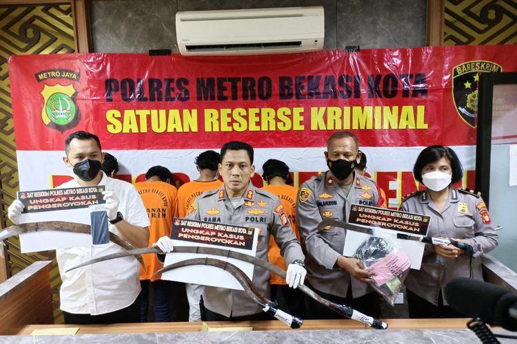 Wakapolres Bekasi Kota AKBP Rama Samtama Putra (tengah) saat menggelar pengungkapan kasus penggeroyokan hingga menyebabkan korban meninggal dunia di Mapolres Bekasi Kota, Senin (15/8/2022).