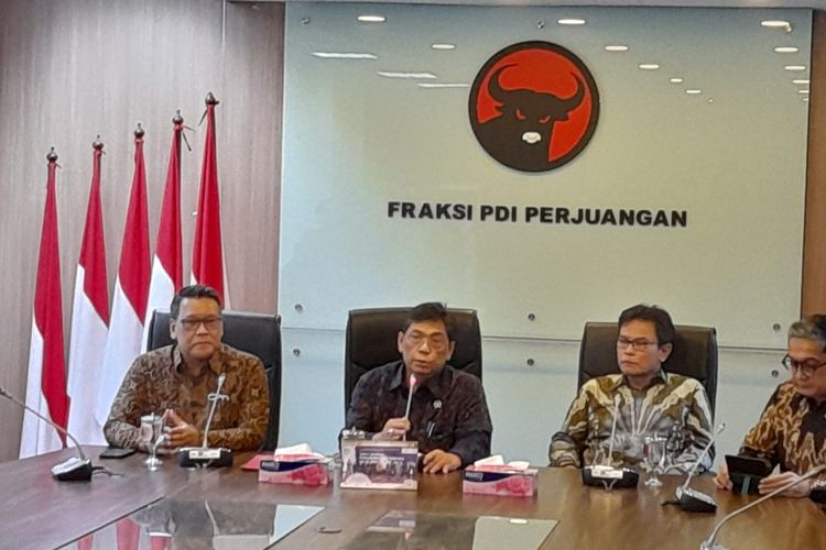 Konferensi pers Fraksi PDI-P DPR mengenai tragedi Kanjuruhan di Kompleks Parlemen Senayan, Jakarta, Senin (3/10/2022).