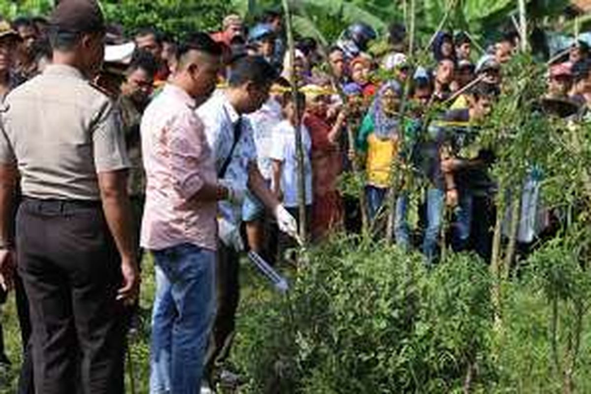 Polisi mengamankan lokasi penemuan mayat di Kampung Ciater 2, Kelurahan Lengkong Wetan, Serpong, Tangerang Selatan, Selasa (26/7/2016). Korban berjenis kelamin laki-laki, diperkirakan berumur 30-40 tahun dan memiliki tato batman di punggung atas kiri, diduga dibunuh dan dibakar.