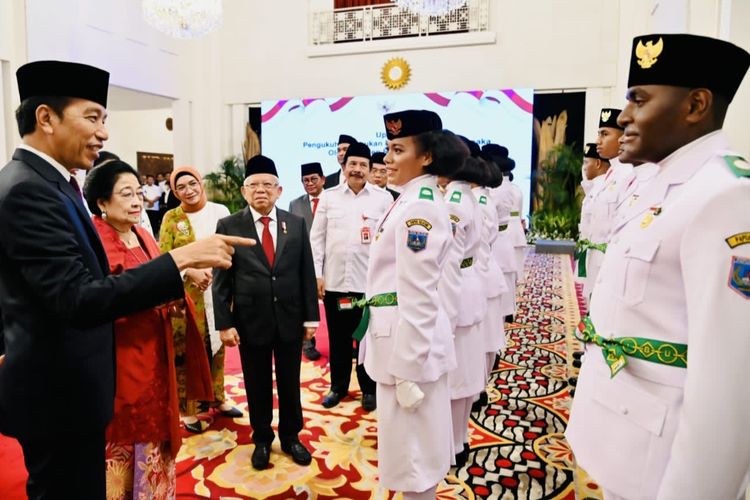Presiden Joko Widodo bersama Ketua Dewan Pengarah BPIP Megawati Soekarnoputri dan Wakil Presiden Ma'ruf Amin ketika menyapa para paskibraka dari Papua usai pengukuhan di Istana Negara, Jakarta, Selasa (15/8/2023).
