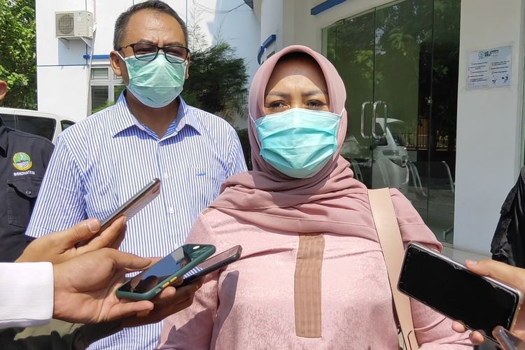 Kepala Dinas Kesehatan Kabupaten Cirebon Jawa Barat Enny Suhaeni menyampaikan penambahan kasus Covid-19 kepada sejumlah pekerja media di Fakultas Kedokteran Universitas Swadaya Gunung Jati Cirebon, Minggu (9/8/2020)