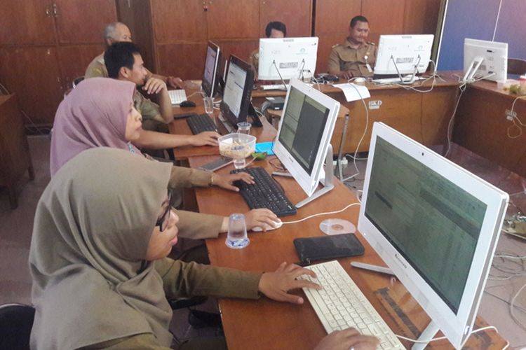 Petugas verifikator memeriksa berkas lamaran pelamar CPNS yang melamar ke Pemkab Garut, Selasa (3/12/2019)