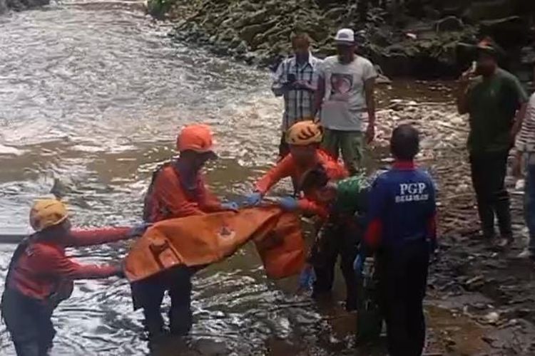 Seorang pencari rumput di Kabupaten Pasuruan ditemukan tewas di sungai Coban Talang usai dikabarkan dua hari hilang oleh keluarganya, Minggu (11/05/2025) 