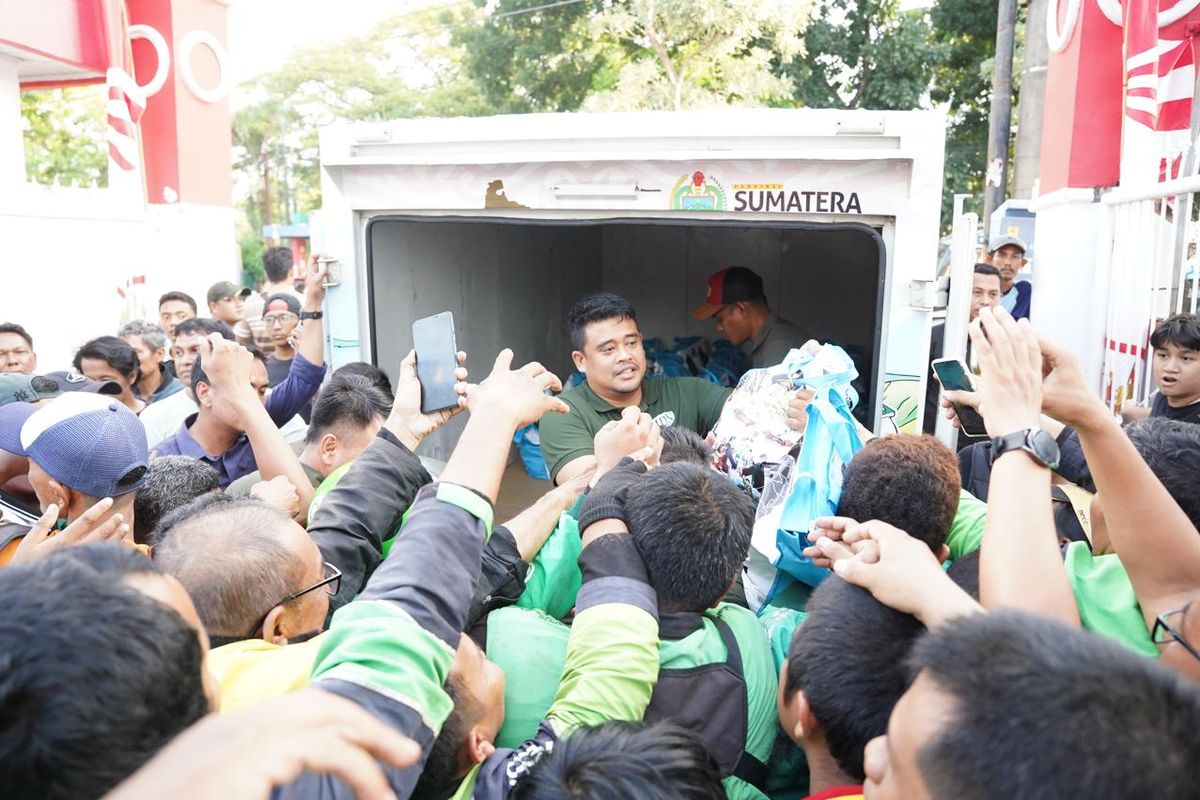 Gubernur Sumut Bobby Afif Nasution bagikan ratusan paket sembilan bahan pokok (sembako) kepada pengemudi ojek online (ojol) dan masyarakat di Jalan Zainul Arifin, Kec. Medan Polonia, Medan, Sabtu (30/8/2025) sekitar pukul 16.30 Wib.