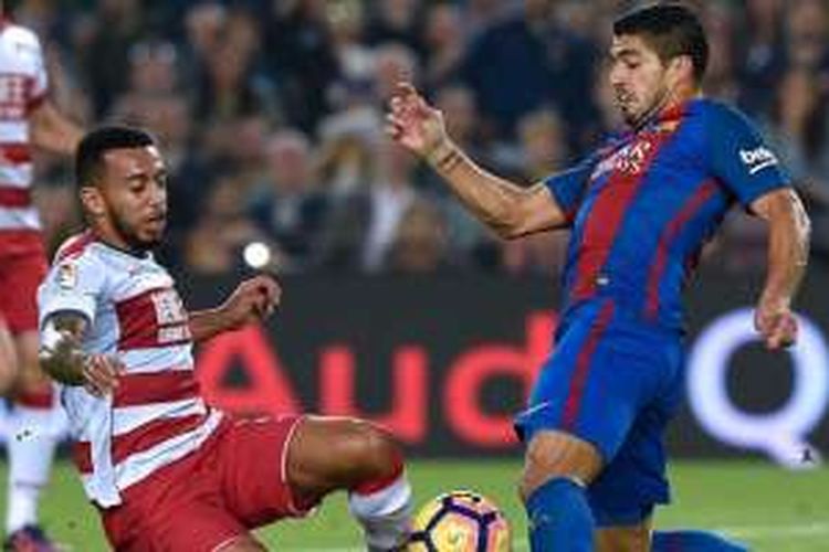 Penyerang FC Barcelona, Luis Suarez (kanan), berupaya mengambil bola dalam duel dengan gelandang Granada, Ruben Vezo, pada partai La Liga di Camp Nou, Barcelona, 29 Oktober 2016.