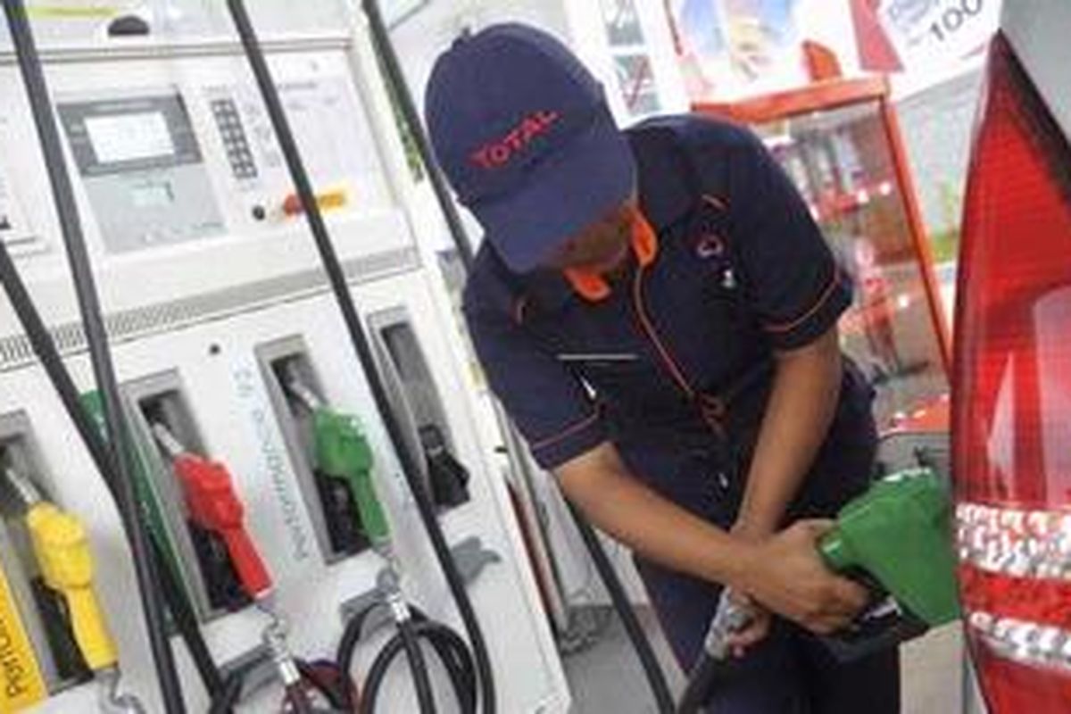 Petugas melayani pengisian bahan bakar jenis performance 92 (setara pertamax) di stasiun pengisian bahan bakar umum (SPBU) Total, Jalan Kapten Tendean, Jakarta, yang baru saja diresmikan, Senin (7/2/2011). Keberadaan SPBU ini semakin meramaikan pasar retail bahan bakar nonsubsidi di Indonesia.