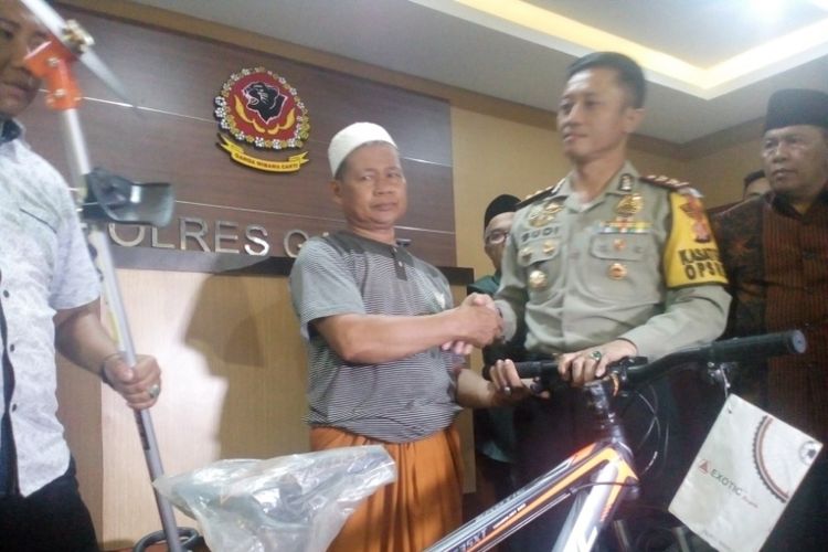 Disaksikan Ketua MUI dan ulama di Garut, Kapolres Garut menyerahkan sepeda, mesin pemotong rumput, sembako dan uang tunai kepada UR, marbot yang diduga merekayasa penganiayaan dirinya