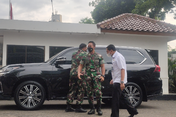 Panglima TNI Jenderal Andika Perkasa saat tiba di rumah dinas Ketua DPD RI LaNyalla Mattalitti di Kuningan, Jakarta Selatan, Rabu (24/11/2021).