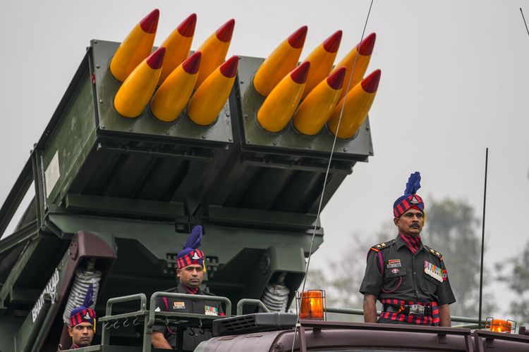 Sebuah kendaraan peluncur tentara India dengan rudal mengambil bagian selama gladi bersih untuk parade Hari Republik mendatang di Kolkata, India, Senin, 24 Januari 2022.