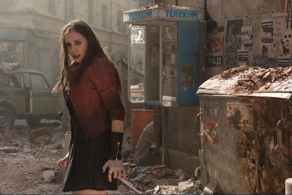 Elizabeth Olsen berperan sebagai Scarlet Witch dalam Avengers: Age of Ultron (2015).