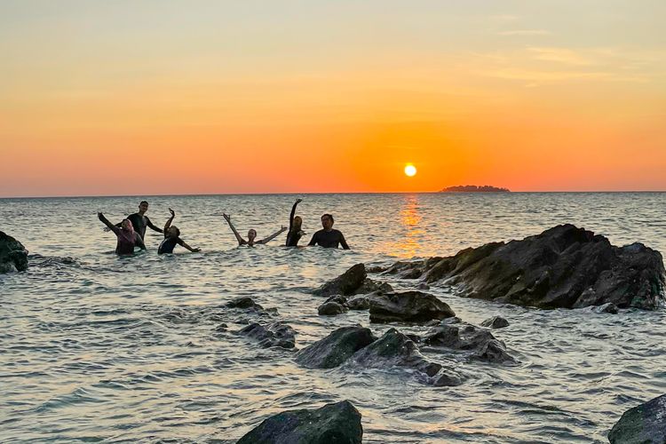 Menanti Sunset di Pantai Tanjung Gelam Karimunjawa.