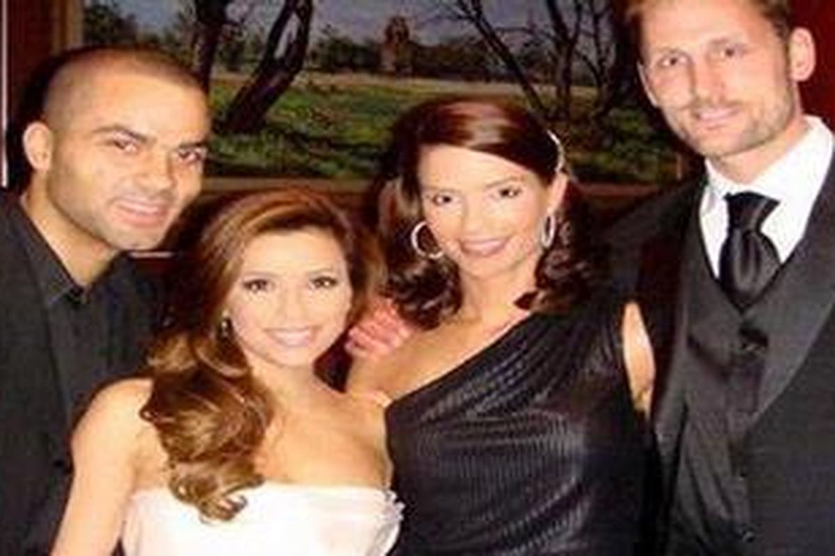 Tony Parker dan Eva Longoria berpose dengan mantan rekan setim Parker di San Antonio Spurs, Brent Barry (kanan) dan istrinya, Erin Barry (2 dari kanan).
