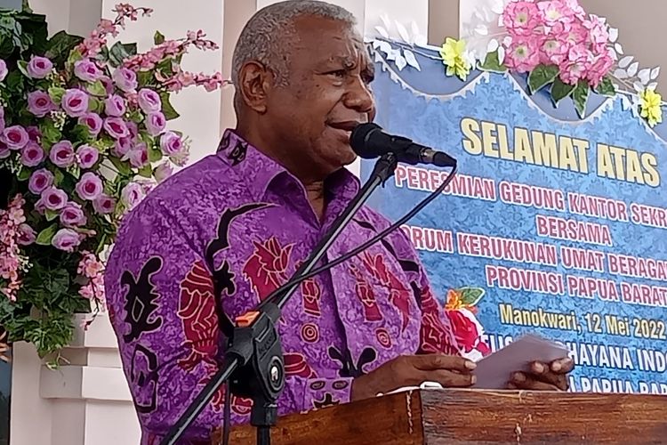 Gubernur Papua Barat  Dominggus Mandacan saat meresmikan Gedung FKUB Papua Barat di masa akhir jabatan