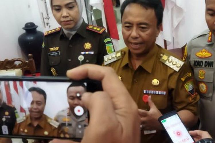 Penjabat Bupati Sumedang Herman Suryatman memberikan keterangan pers usai rapat koordinasi pimpinan daerah di Gedung Negara Sumedang, Jawa Barat, Senin (8/1/2024).  
