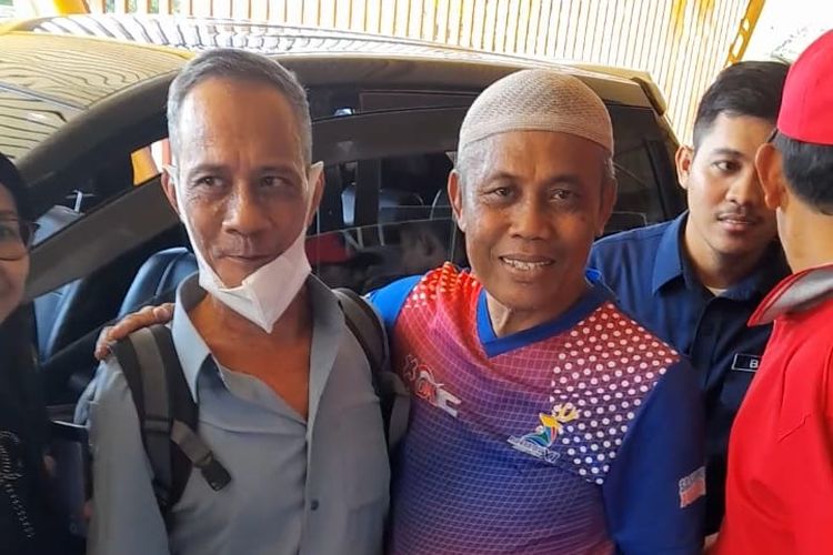 Jamil bin Wahab (63) (pakai masker) saat tiba di Sumbawa, NTB, Rabu (19/4/2023). Dia dipulangkan setelah 40 tahun dipenjara di Johor, Malaysia