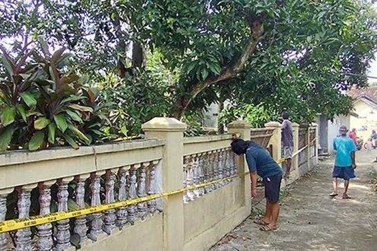 Warga mengamati tempat kejadian perkara adik aniaya kakak di Desa Gemblegan, Kecamatan Kalikotes, Kabupaten Klaten. Kasus dugaan penganiayaan itu terjadi pada Rabu (24/4/2024) malam. Peristiwa itu menewaskan, SAP alias Totok (58). Polisi telah menangkap SP alias Pran (51).