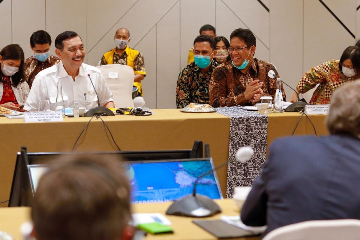 Menteri Koordinator Bidang Kemaritiman dan Investasi Luhut Binsar Pandjaitan mengadakan rapat koordinasi secara fisik bersama Pendiri Perusahaan Bijih Besi asal Australia Andrew Forest, Jakarta, Rabu (2/9/2020).