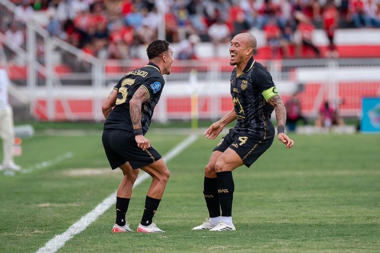 Kapten Malut United, Gustavo Franca (kanan), merayakan gol dengan Igor Inocencio pada laga lanjutan Super League 2025-2026 di Stadion Gelora Kie Raha, Minggu (4/1/2026).