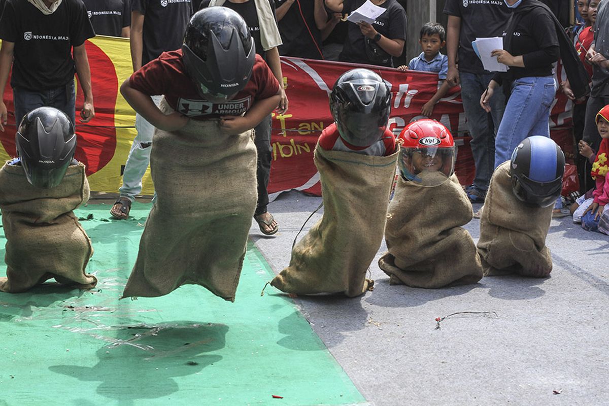 Sejumlah anak mengikuti lomba balap karung saat Hari Kemerdekaan RI di kawasan Cinangka, Depok, Jawa Barat, Senin (17/8/2020). Berbagai lomba yang diikuti anak-anak, remaja, dan orang tua tersebut dalam rangka memeriahkan HUT ke-75 Kemerdekaan Republik Indonesia.