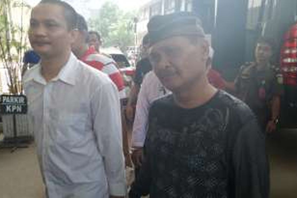Rabu (11/5/2016), Abdull Aziz alias Daeng Aziz mendatangi mendatangi Pengadilan Negeri Jakarta Utara. Mengenakan peci dan pakaian serba hitam, Aziz akan menjalani persidangan ketiga tanpa didampingi kuasa hukum