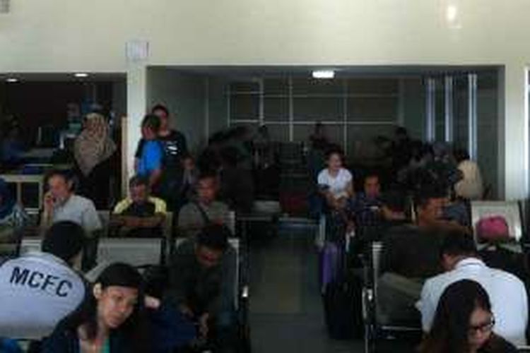Suasana ruang tunggu penumpang Bandara H.AS Hanandjoeddin, Belitung, Bangka Belitung, Jumat (11/3/2016) pagi.