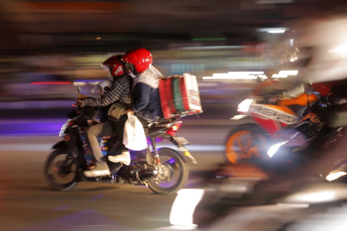 Pemudik bersepeda motor melintasi Jalur Pantura Indramayu - Cirebon, Jawa Barat, Jumat (23/6/2017). Pada H-2 Lebaran, jalur Pantura dipadati kendaraan pemudik khususnya kendaraan roda dua.