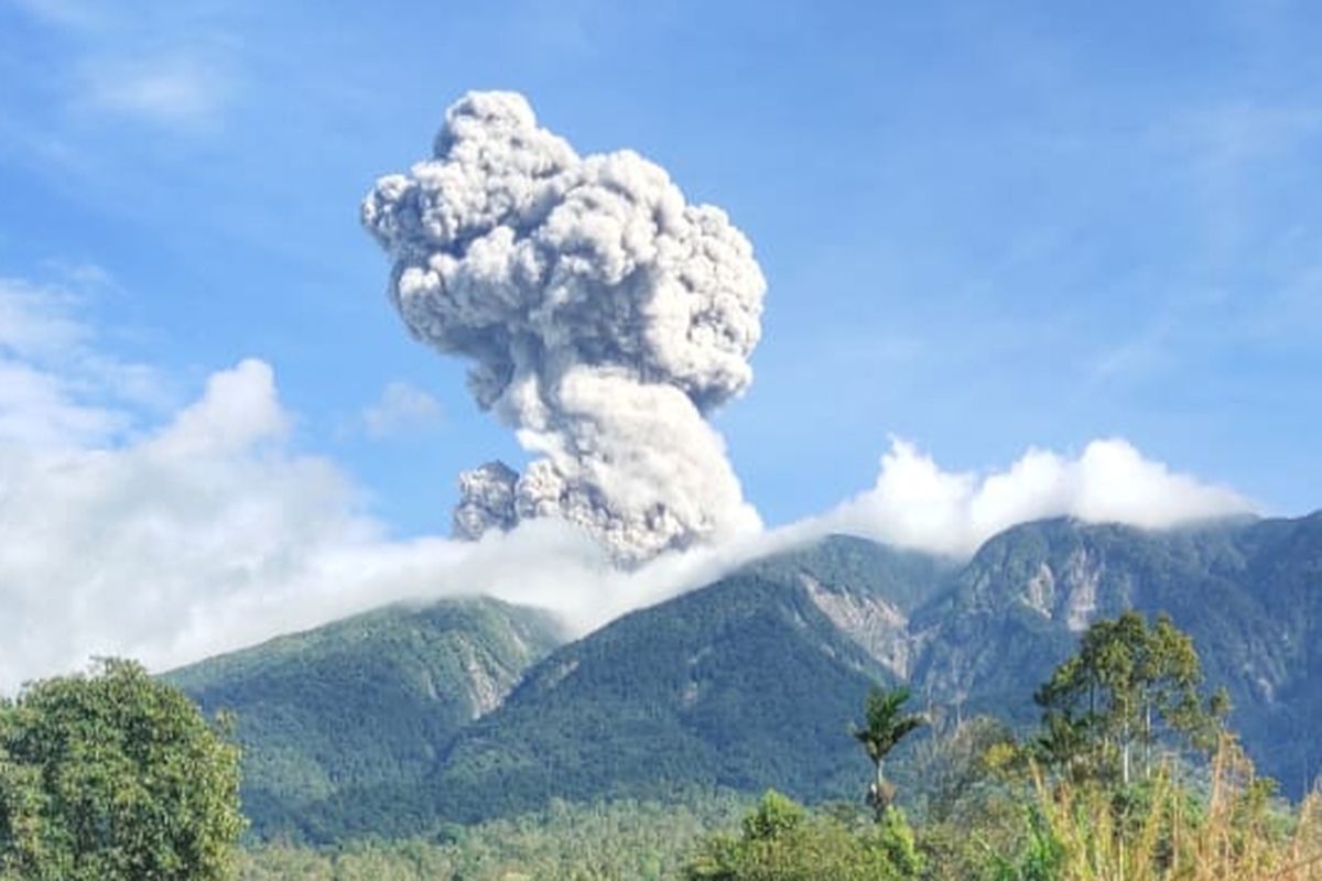 Gunung Marapi di Sumbar meletus, Selasa (12/8/2025).