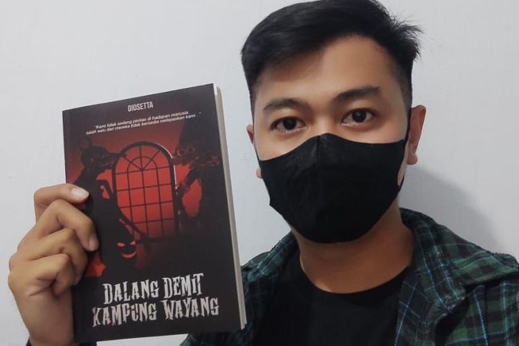 Penulis cerita horor Diosetta dan buku cerita horornya berjudul Dalang Demit Kampung Wayang. 