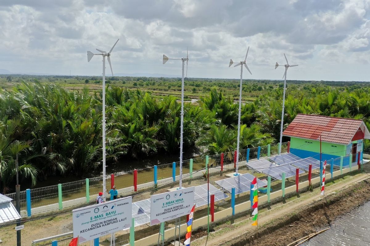 Program CSR PT Kilang Pertamina Internasional (KPI) Unit Cilacap mendorong Dusun Bondan yang dulunya wilayah tertinggal jadi mandiri energi berkat pembangkit listrik tenaga surya dan tenaga angin.