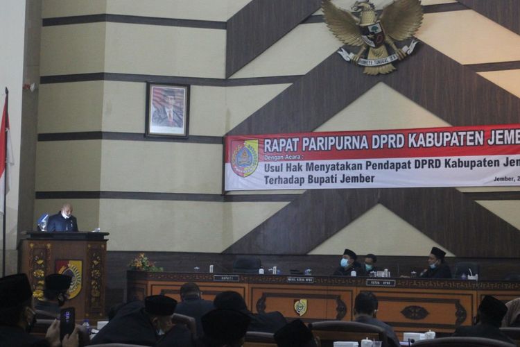 Proses pelaksanaan sidang paripurna hak menyatakan pendapat DPRD Jember yang memutuskan memakzulkan bupati Jember 