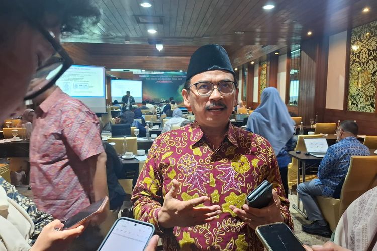 Deputi Bidang Registrasi dan Sertifikat Halal BPJPH Mamat Salamet Burhanudin usai menjadi pemateri pada acara Training of Trainer (ToT) Ekonomi dan Keuangan Syariah bagi Jurnalis se-Jabodetabek di Hotel Sari Pacific, Jakarta, Sabtu (15/11/2025).
