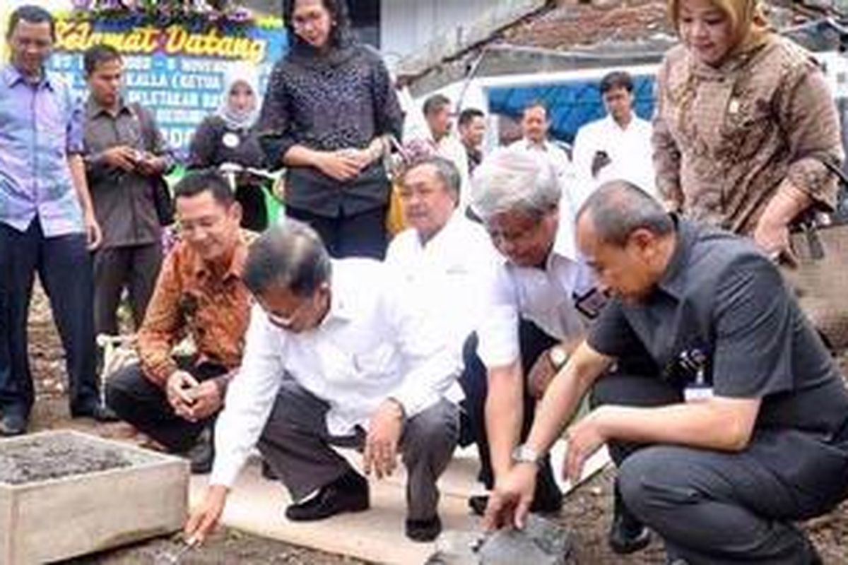 Ilustrasi: Ketua Umum PMI Jusuf Kalla, Jumat (5/11/2010), melakukan peletakan Batu Pertama RS PMI Bogor.