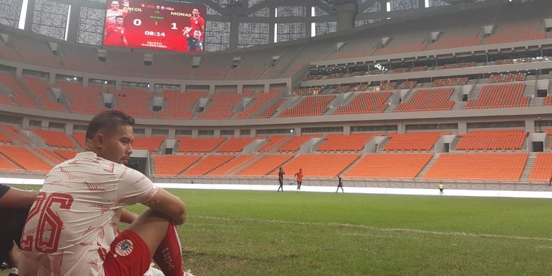 Oops, Menjajal Lapangan Utama JIS bersama Pemain dan Legenda Persija