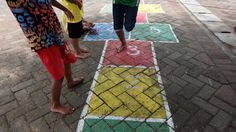 Libur Sekolah? Yuk Bermain Engklek, Ini Manfaatnya