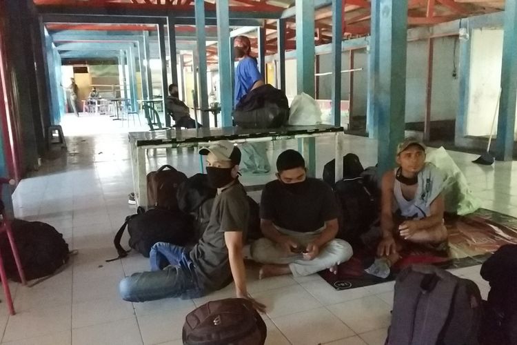 Tak Punya Biaya Rapid Test 24 Pemudik Tertahan Di Pelabuhan Lombok