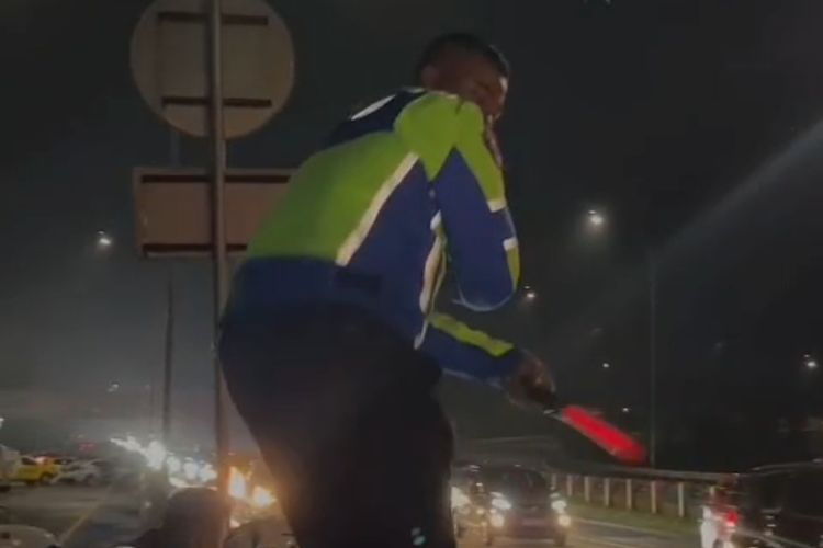 Aksi Polisi Salatiga Hibur Pemudik: Dari Joget hingga Pakai Traffic Cone Jadi Corong