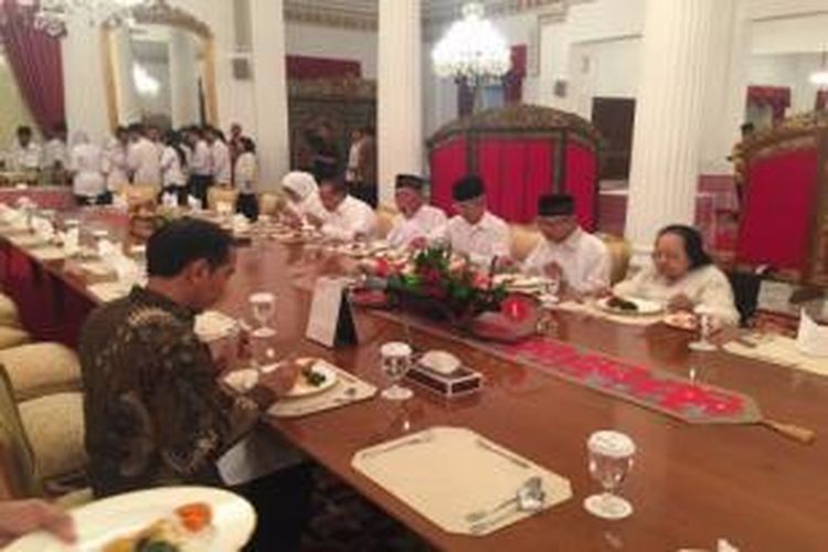 Presiden Joko Widodo saat makan siang bersama para guru di Istana Negara, Jakarta, Selasa (24/11/2015).