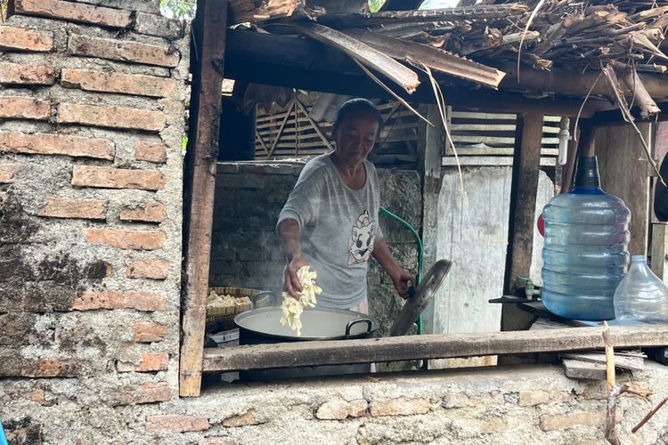 Kisah Lansia di Pangandaran: 20 Tahun Tinggal di Rumah Rapuh hingga Terancam Digusur, Suami Idap Tumor Ganas