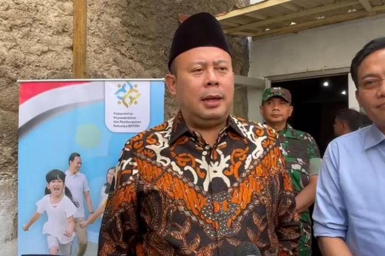 Wakil DPR-RI Cucun Ahmad Syamsurijal saat diwawancarai di Kecamatan Solokanjeruk, Kabupaten Bandung, Jawa Barat, Jumat (20/6/2025)